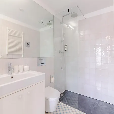 Charming Studio, Ideal For Smaller Groups * Oporto